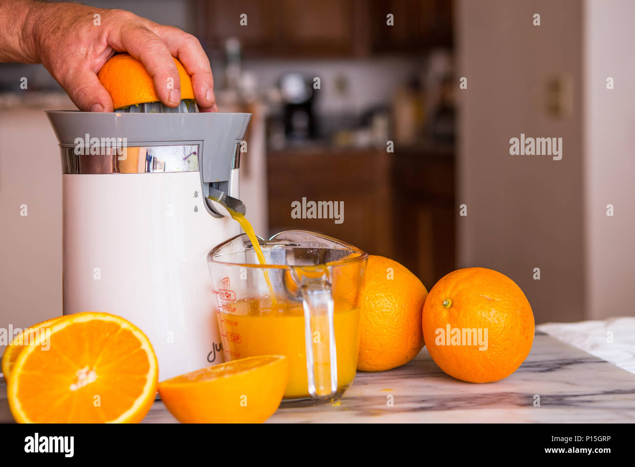 Mesa naranja eléctrico y exprimidor de cítricos en un hogar cocina