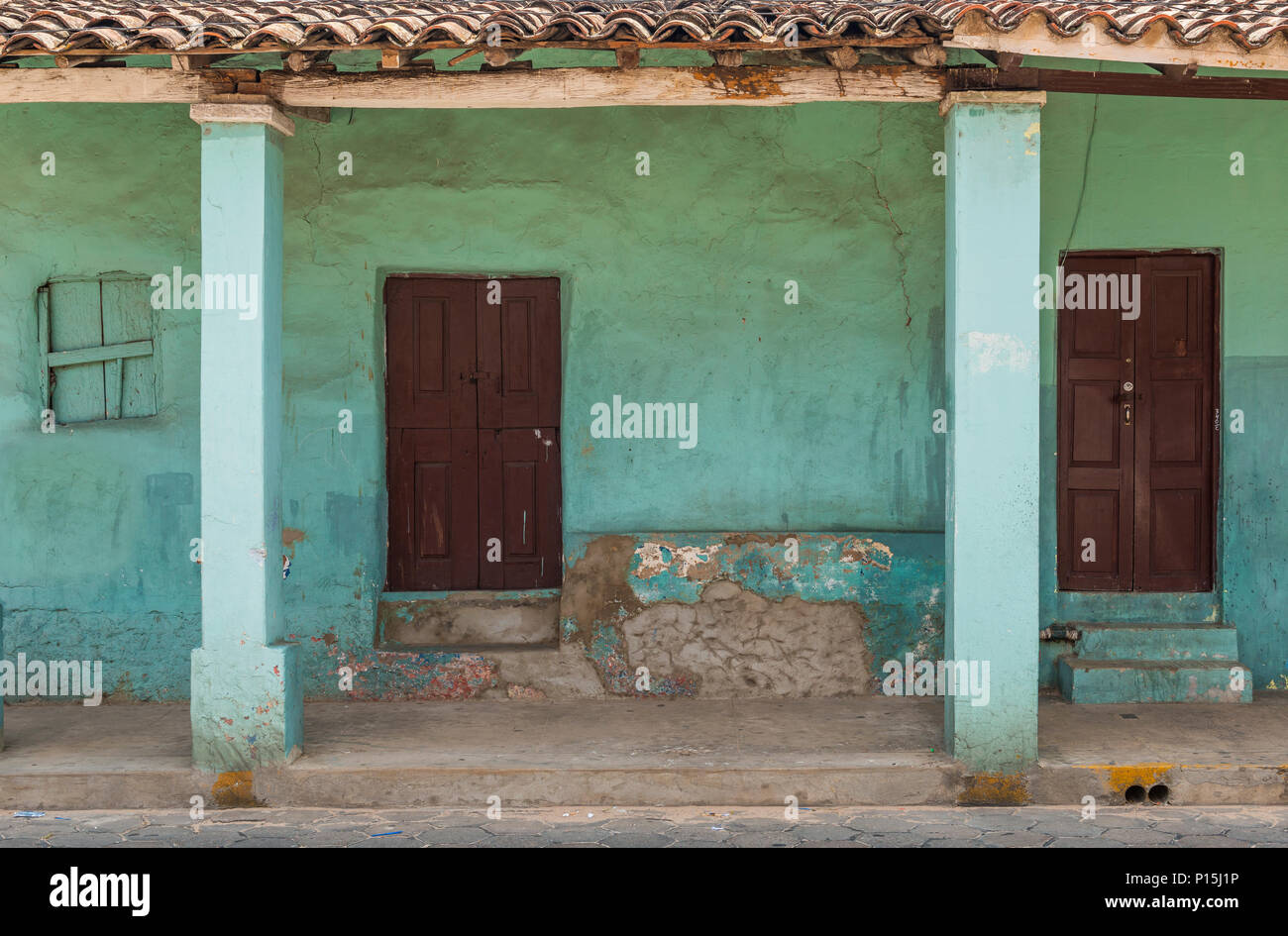 Fachada de un turquesa y verde vintage casa en Santa Cruz de la Sierra en un estilo de arquitectura colonial, Bolivia, América del Sur. Foto de stock