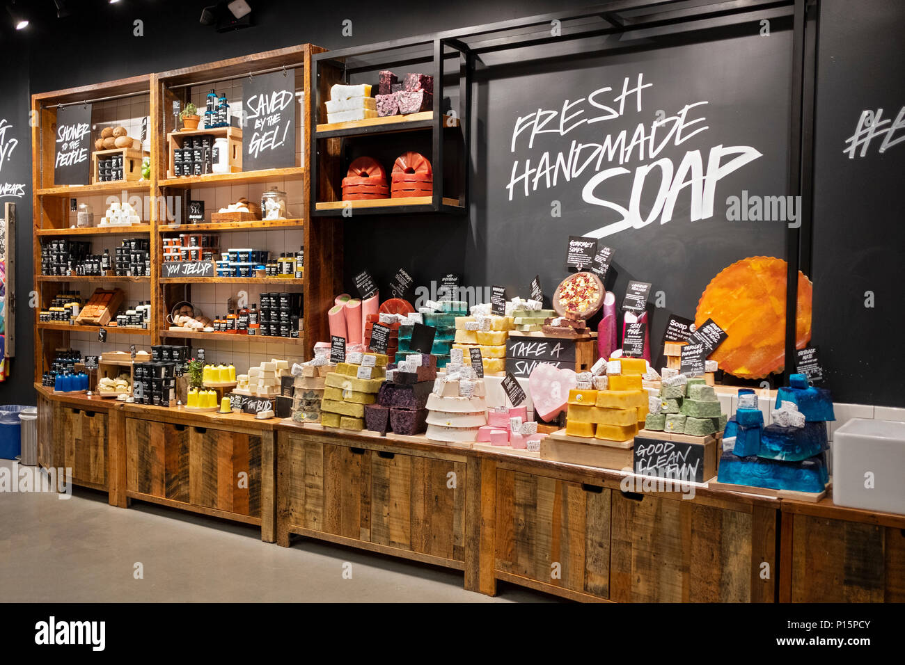 Una colorida exhibición de jabones para venta en exuberantes, una tienda de  cosméticos artesanales de East 14th Street en Manhattan, Ciudad de Nueva  York Fotografía de stock - Alamy