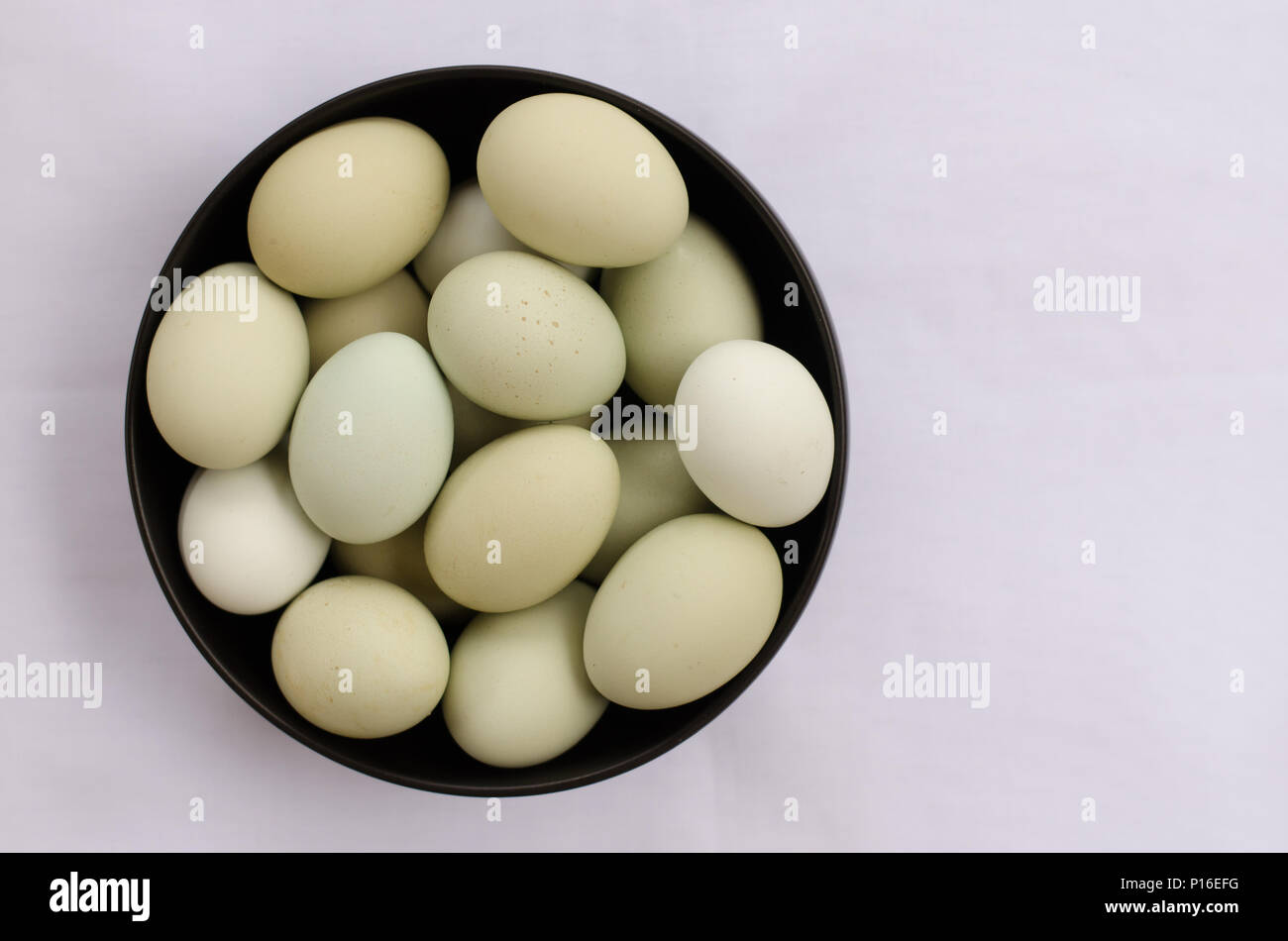 Muchos huevos en un tazón Foto de stock