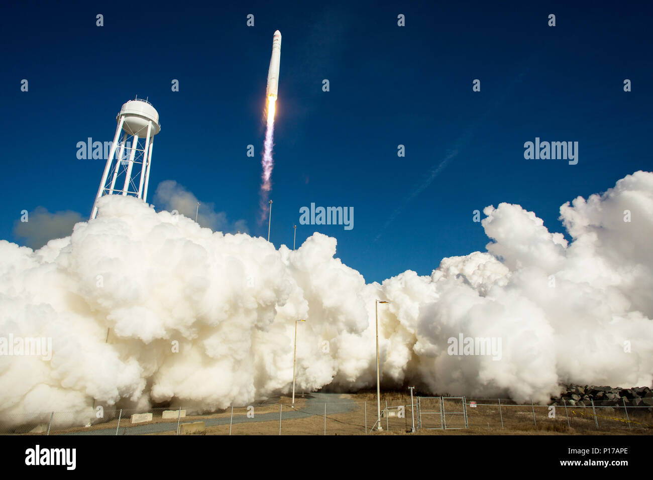 Jueves, 9 de enero de 2014, en la Isla Wallops, Virginia. Antares está llevando el Cygnus nave en una misión de reabastecimiento de carga a la Estación Espacial Internacional. Foto de stock