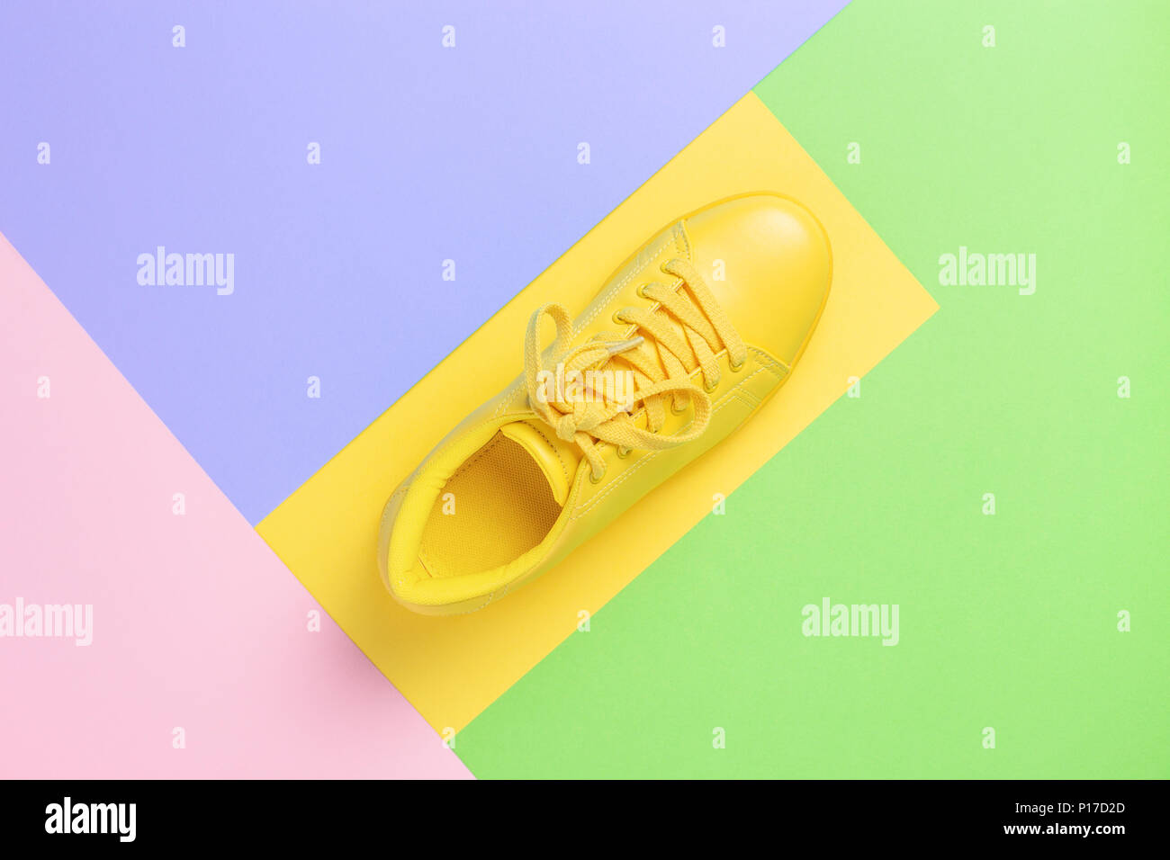 Zapato de mujer amarillo fotografías e imágenes de alta resolución - Alamy