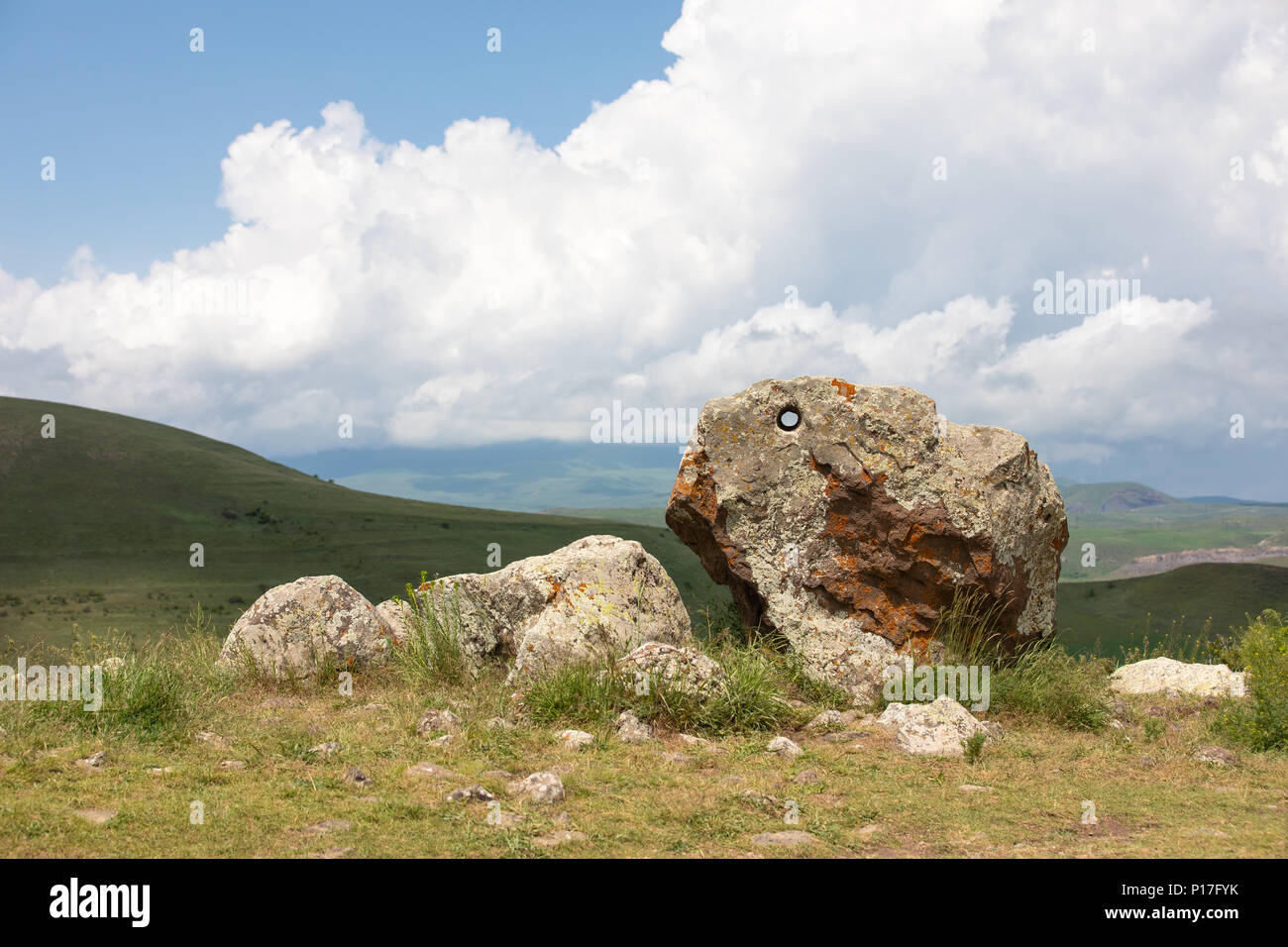 Antiguas formaciones de piedra de Stonehenge: Karahunj armenio en un día de verano. Sisian, Armenia. Foto de stock