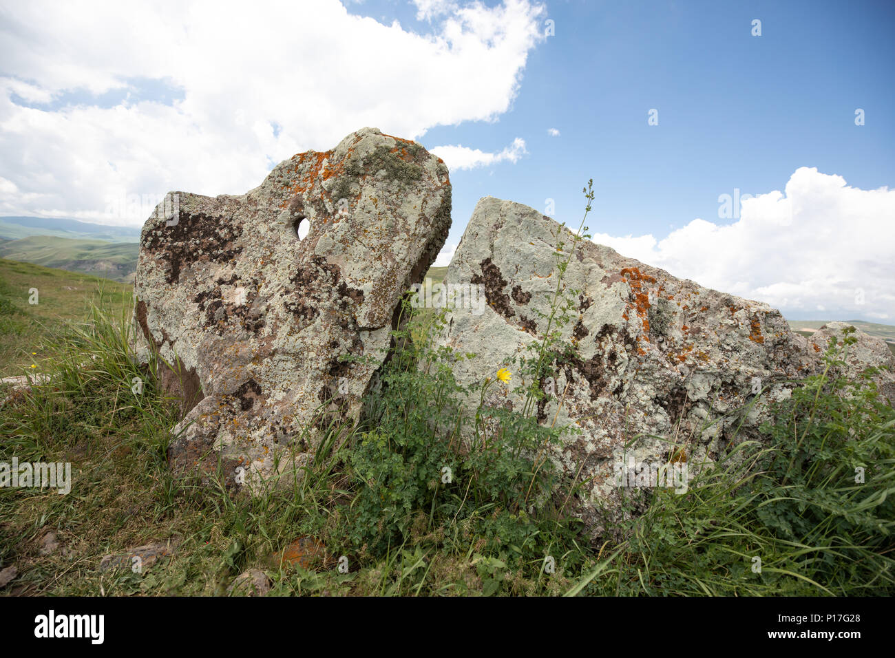 Antiguas formaciones de piedra de Stonehenge: Karahunj armenio en un día de verano. Sisian, Armenia. Foto de stock