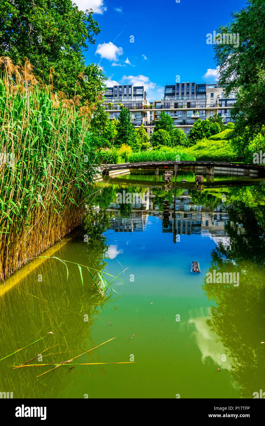 El Parc de Bercy es un parque grande y variado de París, Francia Foto de stock