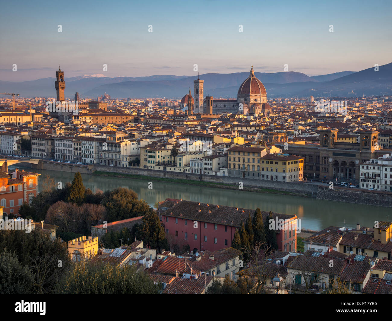 Florencia, Italia - 24 de marzo de 2018: La luz de la mañana ilumina el paisaje urbano de Florencia, incluyendo los hitos históricos del Palazzo Vecchio y el dúo Foto de stock