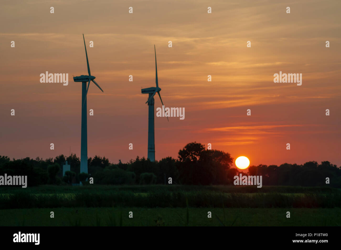 DE - turbinas eólicas en el ocaso de Horumersiel Foto de stock