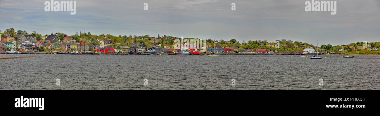 Lunenburg waterfront panorama desde el otro lado de la bahía. Lunenburg, Nova Scotia, Canadá. Foto de stock