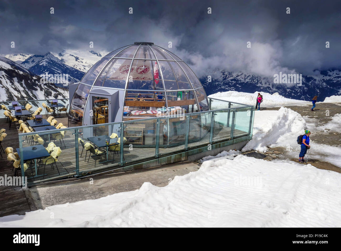La gente en la cúpula de vidrio Hohsaas bergrestaurant, restaurante de montaña, Saas Grund, Saastal, Suiza, Kreuzboden Hohsaas teleférico, Foto de stock