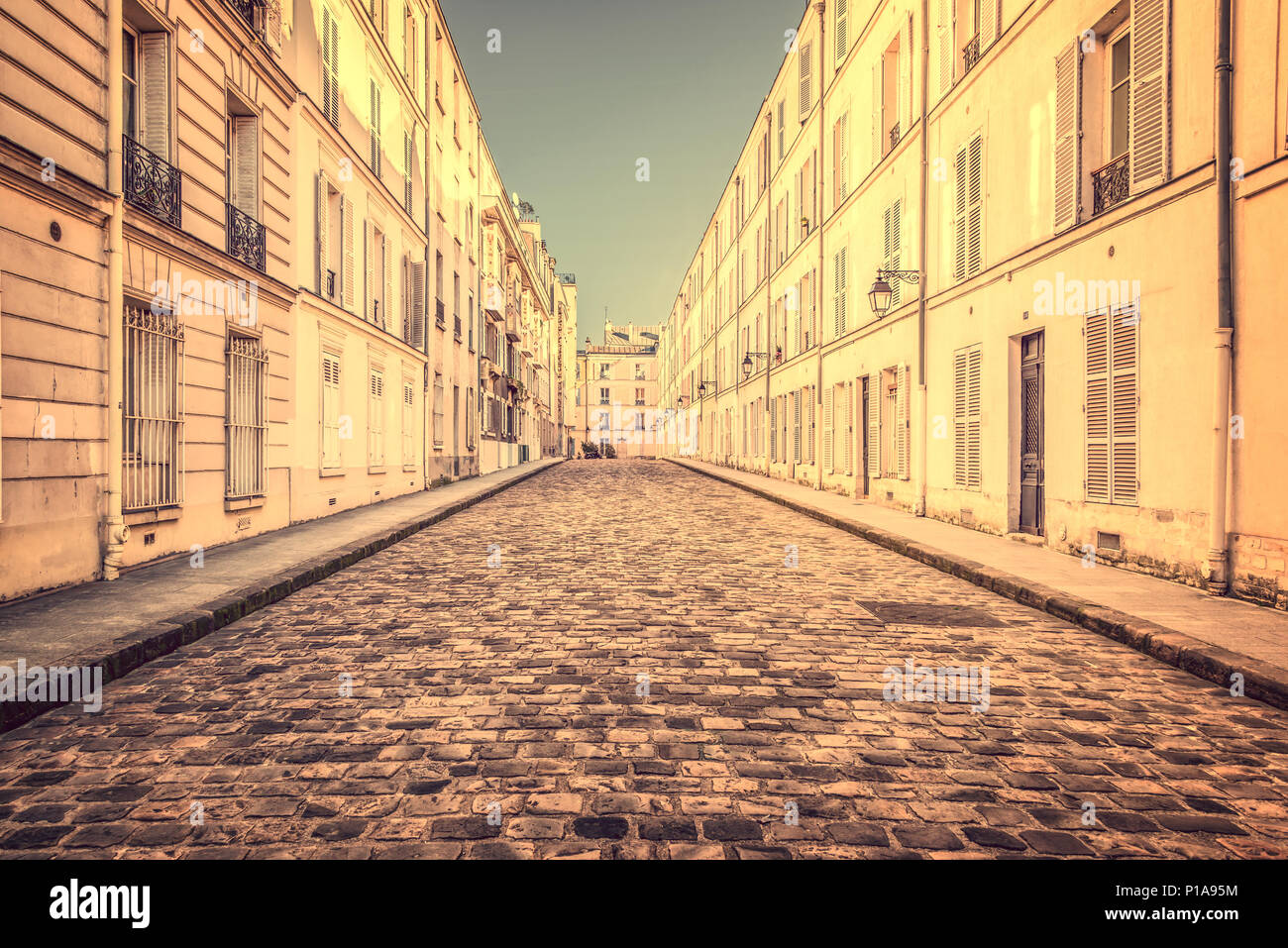 La pintoresca calle adoquinada en París, Francia Foto de stock