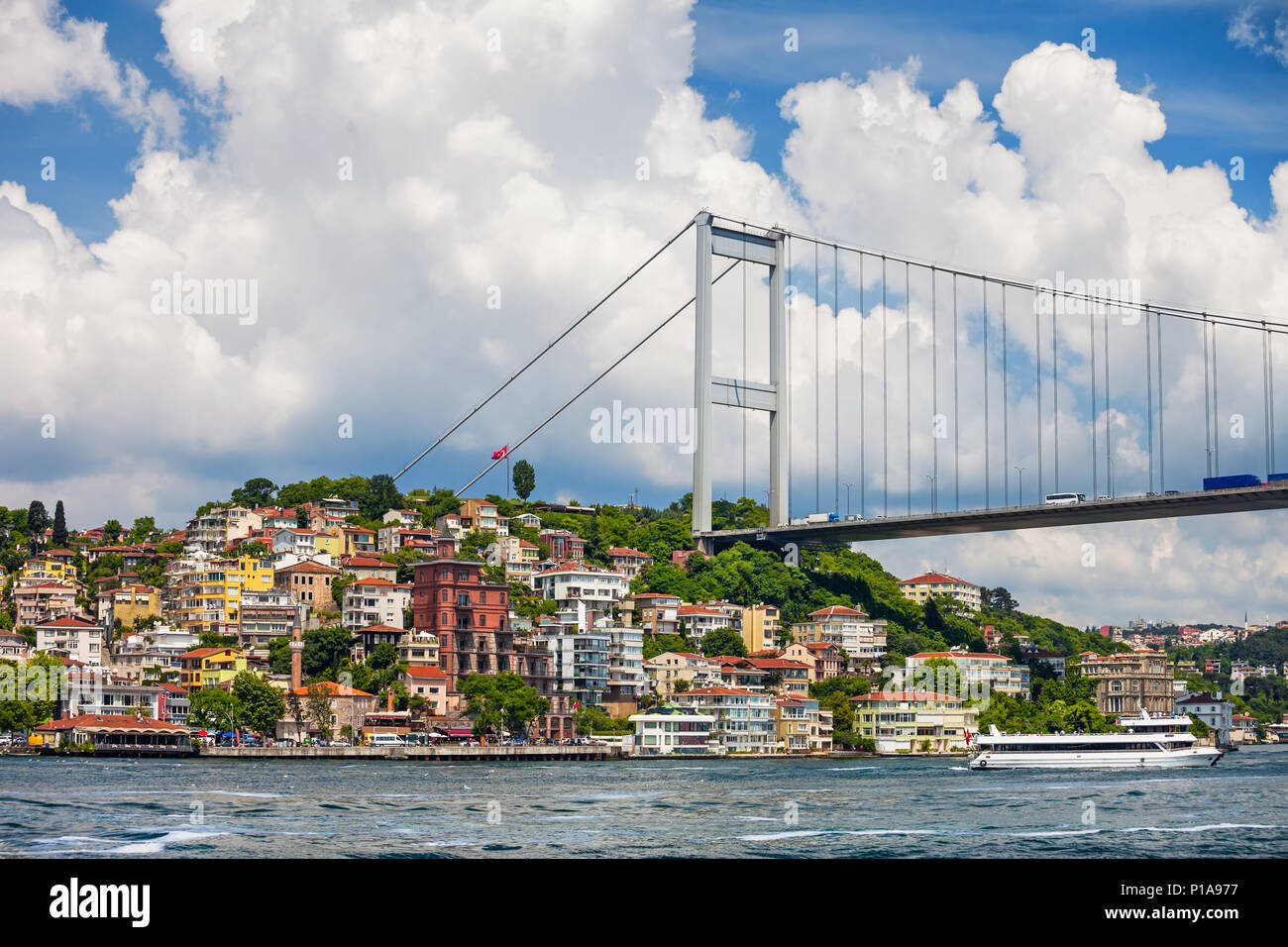 Turquía, Estambul, casas debajo de Fatih Sultan Mehmet Puente sobre el estrecho del Bósforo Foto de stock