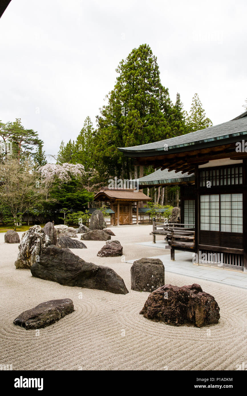Jardín de rocas en el Kongobu Banryutei-ji, Koyasan, Wakayama, Japón. Foto de stock