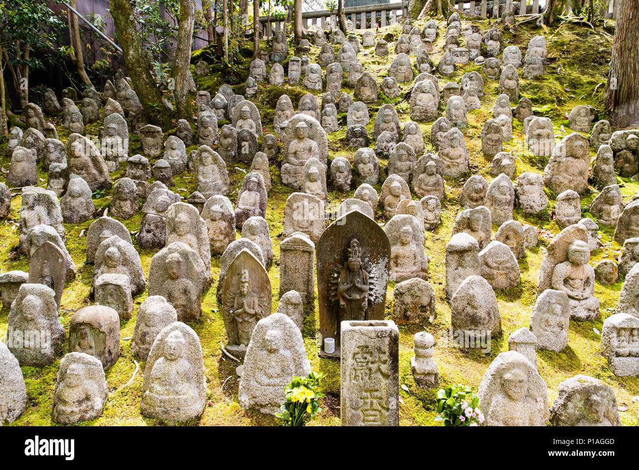 Una gran colección de pequeñas estatuas de Jizo en los terrenos del Templo Kiyomizu-dera, Kioto, Japón. Foto de stock