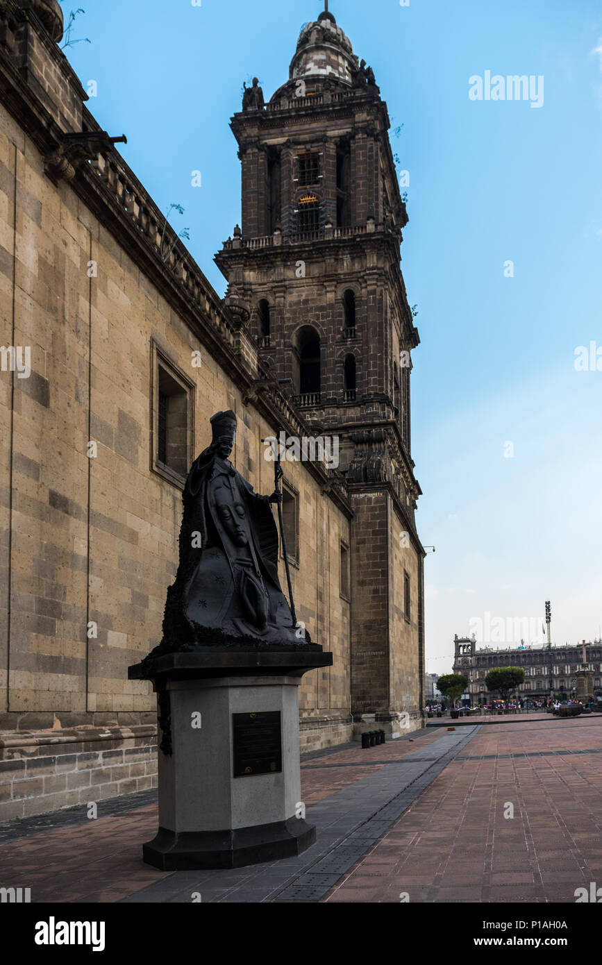 El Papa Juan Pablo II, escultura en la Catedral Metropolitana de Ciudad de México Foto de stock