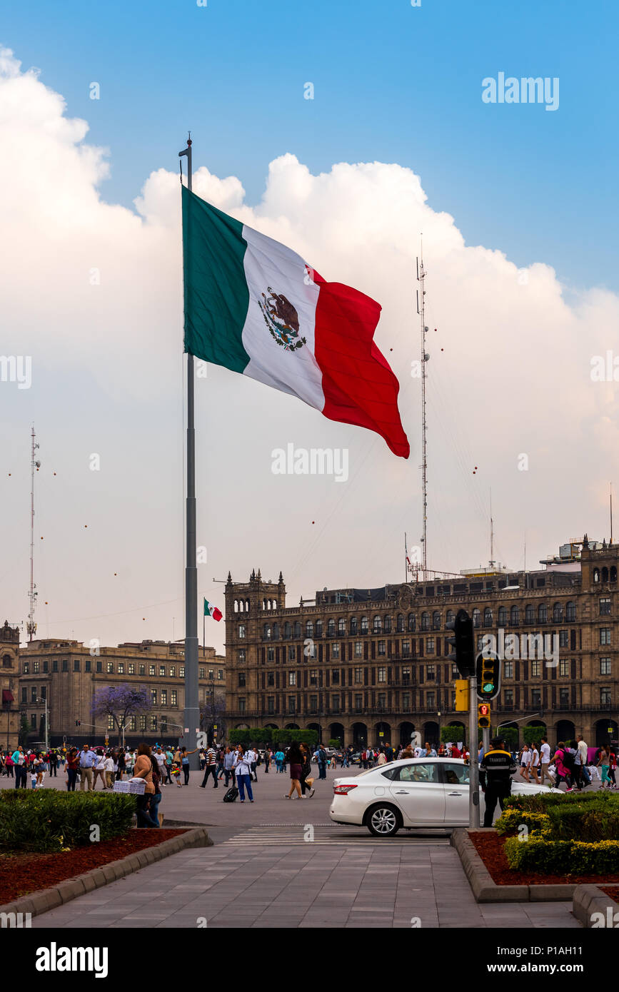 La bandera nacional de México en el zócalo de la Ciudad de México Foto de stock