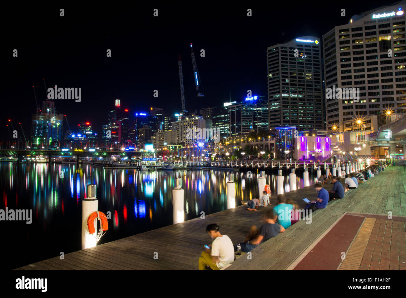 A la noche, Darling Harbour, Sydney, Australia. Foto de stock