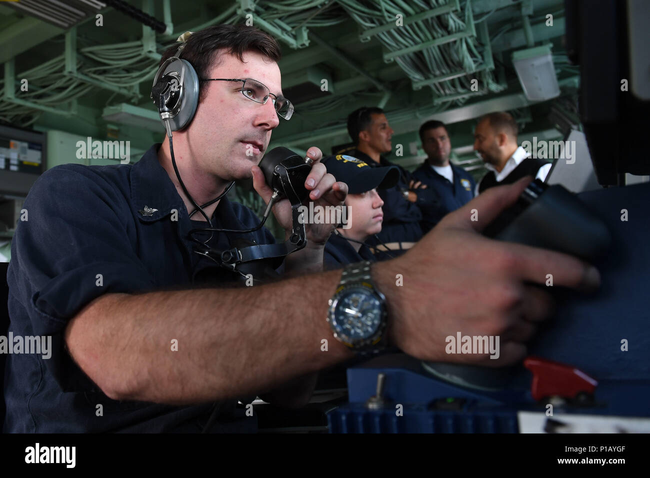 161010-N-ji086-103 - Estrecho del Bósforo (Oct. 10, 2016) de segunda clase de Suboficiales Kevin Rokes, desde Montpelier, Virginia, supervisa el operador de consola remota para la MK 38 MOD II 25 mm pistola cadena a bordo de los EE.UU. 6ª flota el mando y el control del buque USS Mount Whitney (LCC) 20. Mount Whitney está en marcha la realización de operaciones navales con aliados y socios en los EE.UU. 6ª Flota de la zona de operaciones para entablar contacto con aliados clave en la región. (Ee.Uu. Navy photo by Seaman Ford Williams / liberado) Foto de stock
