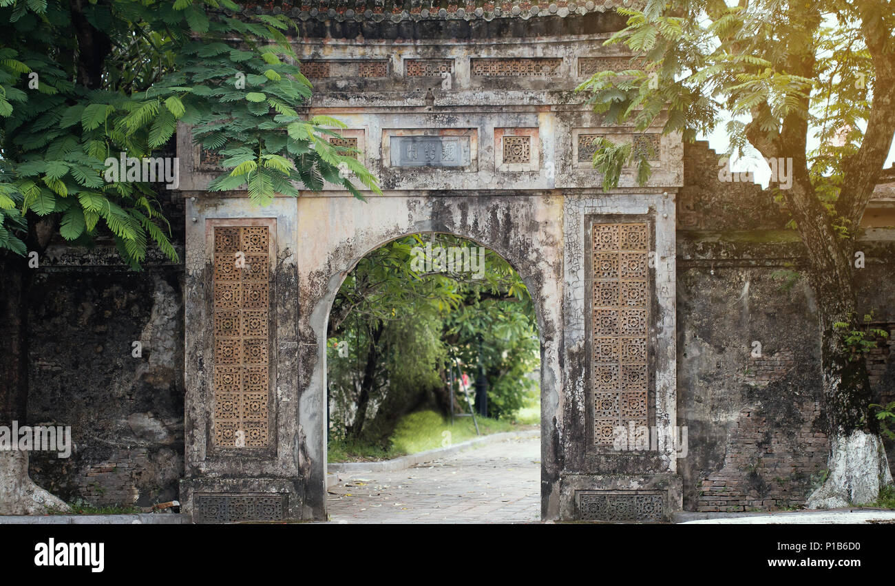 La antigua puerta arqueado en Vietnam Foto de stock