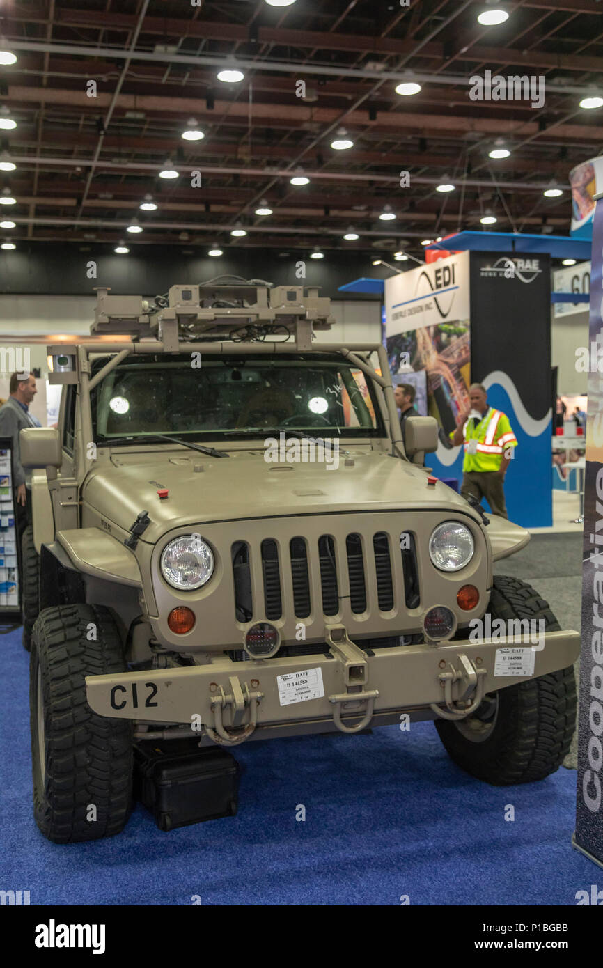 Detroit, Michigan - Un auto-conducción de vehículos militares en la pantalla durante la conferencia anual de la Sociedad Americana de Transporte Inteligente anuales Foto de stock
