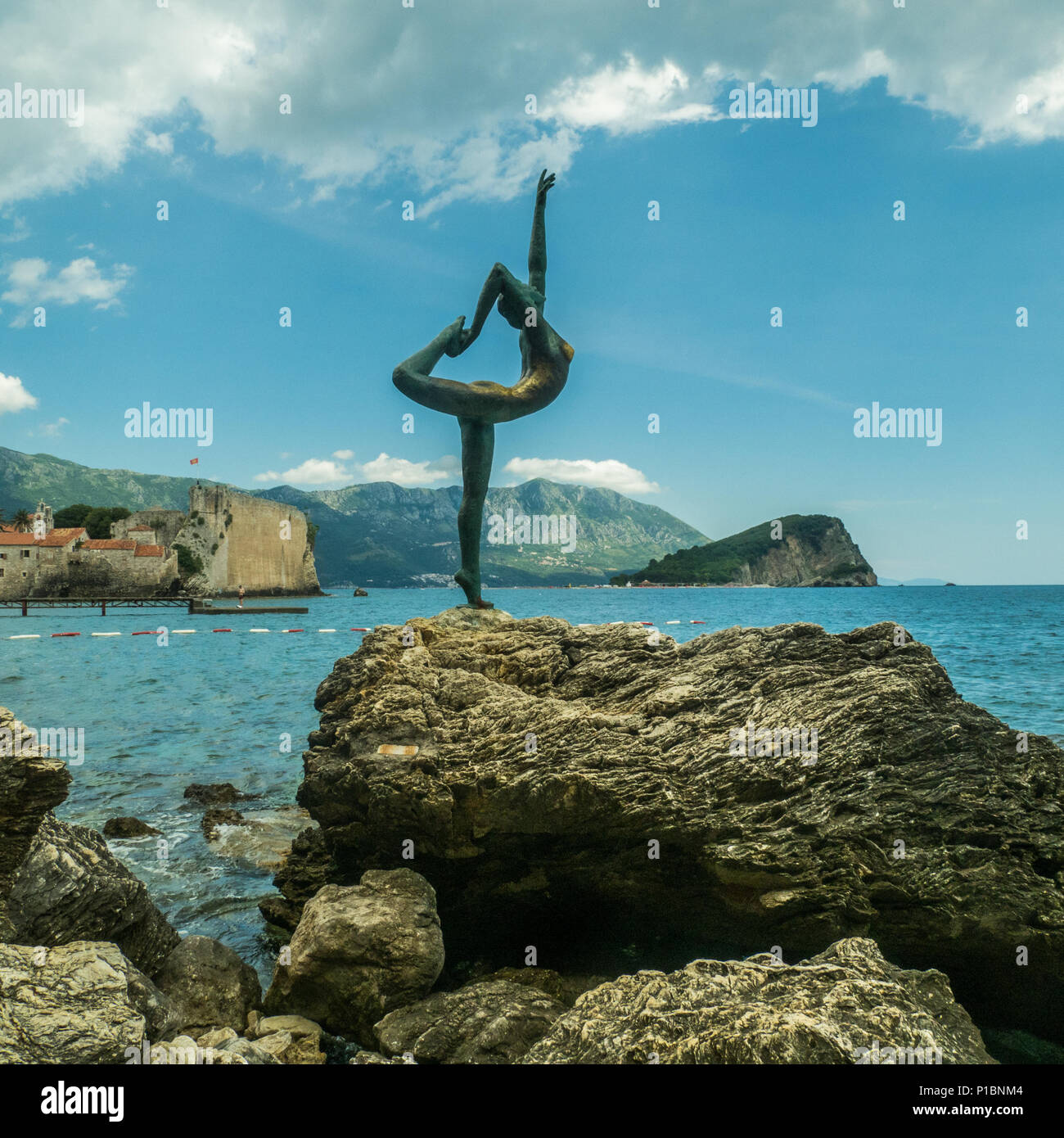 La escultura 'bailarina de Budva' o 'gimnasta de Budva' en Budva, una ciudad en la costa adriática de Montenegro Foto de stock