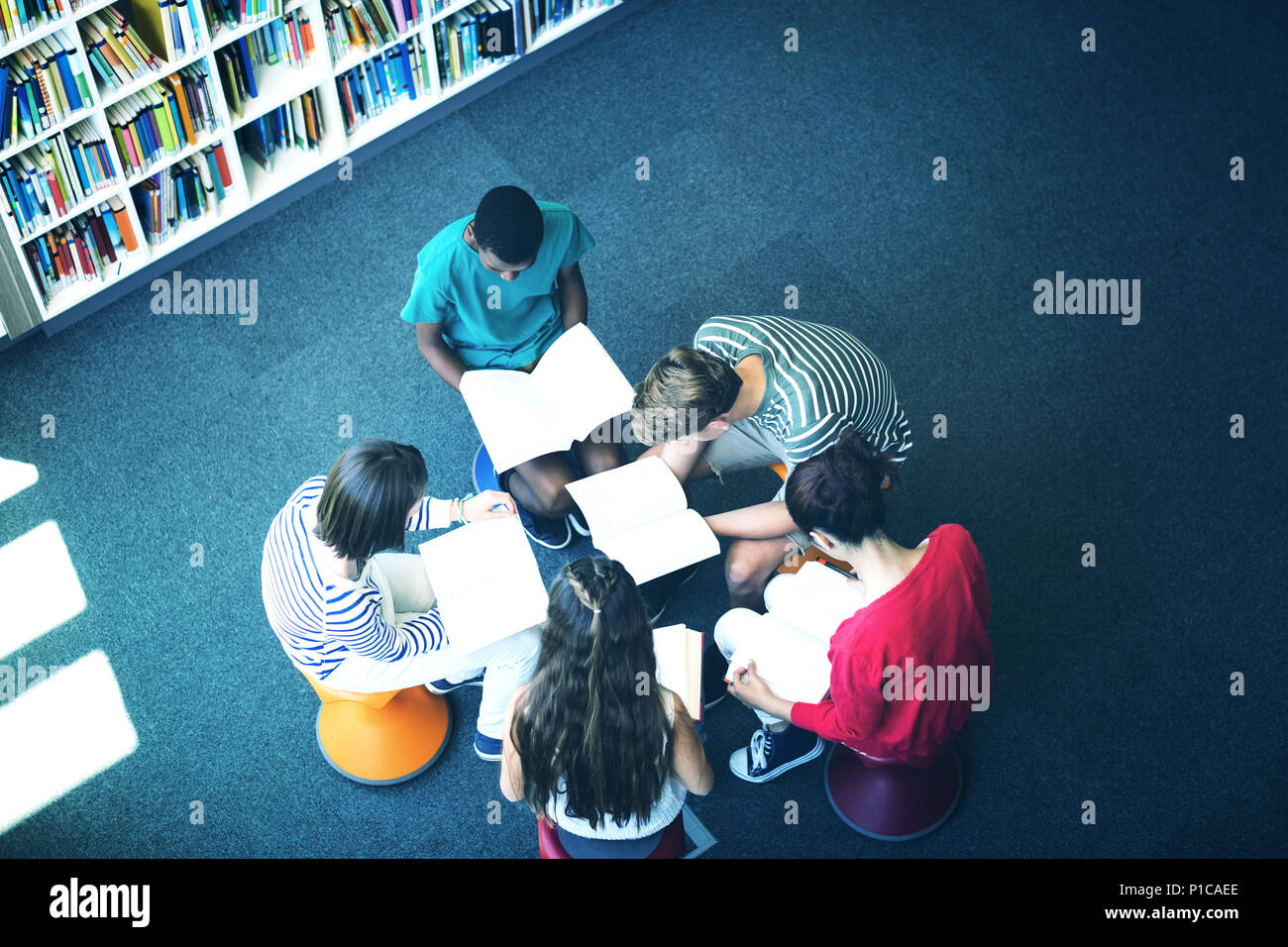 Atento a los estudiantes que estudian en la biblioteca Foto de stock