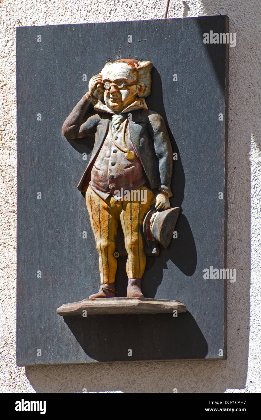 Figura tallada de un hombre en la pared de un pub en la Rue Ntore Dame Beaume Francia Foto de stock