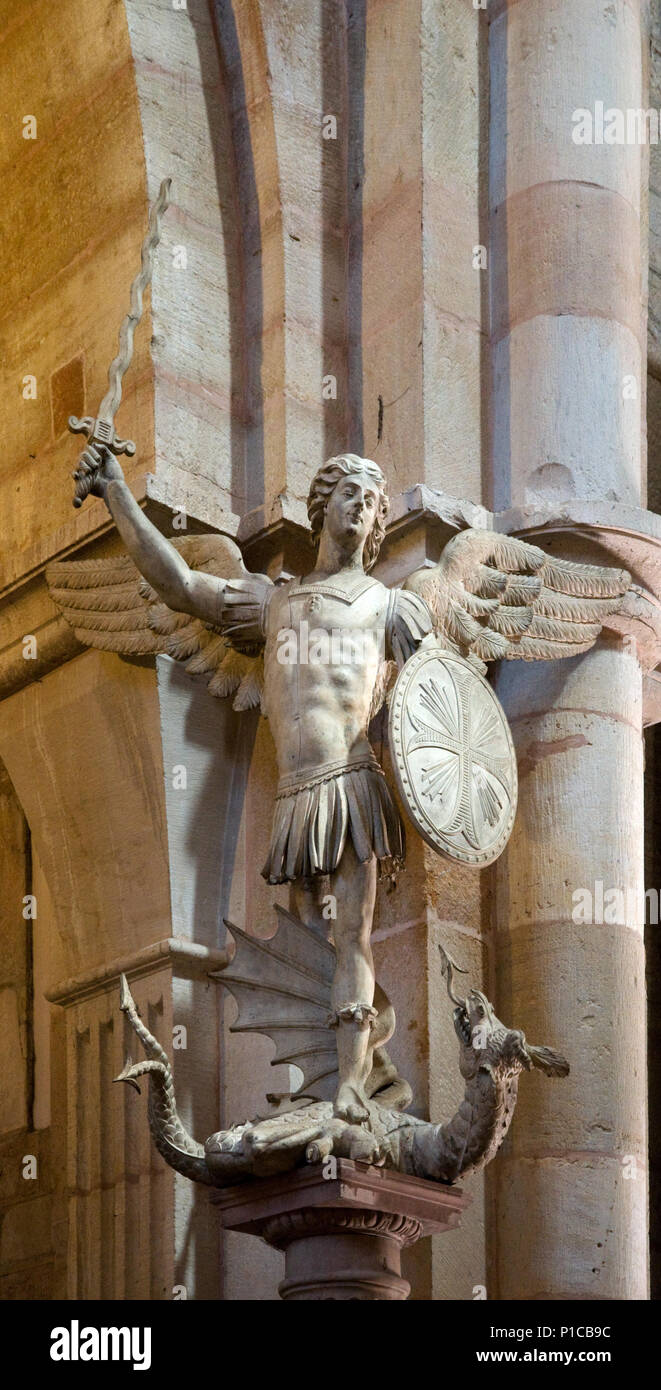 La estatua de San Jorge y el dragón en la Catedral de Notre Dame, Beaune Borgoña Francia Foto de stock