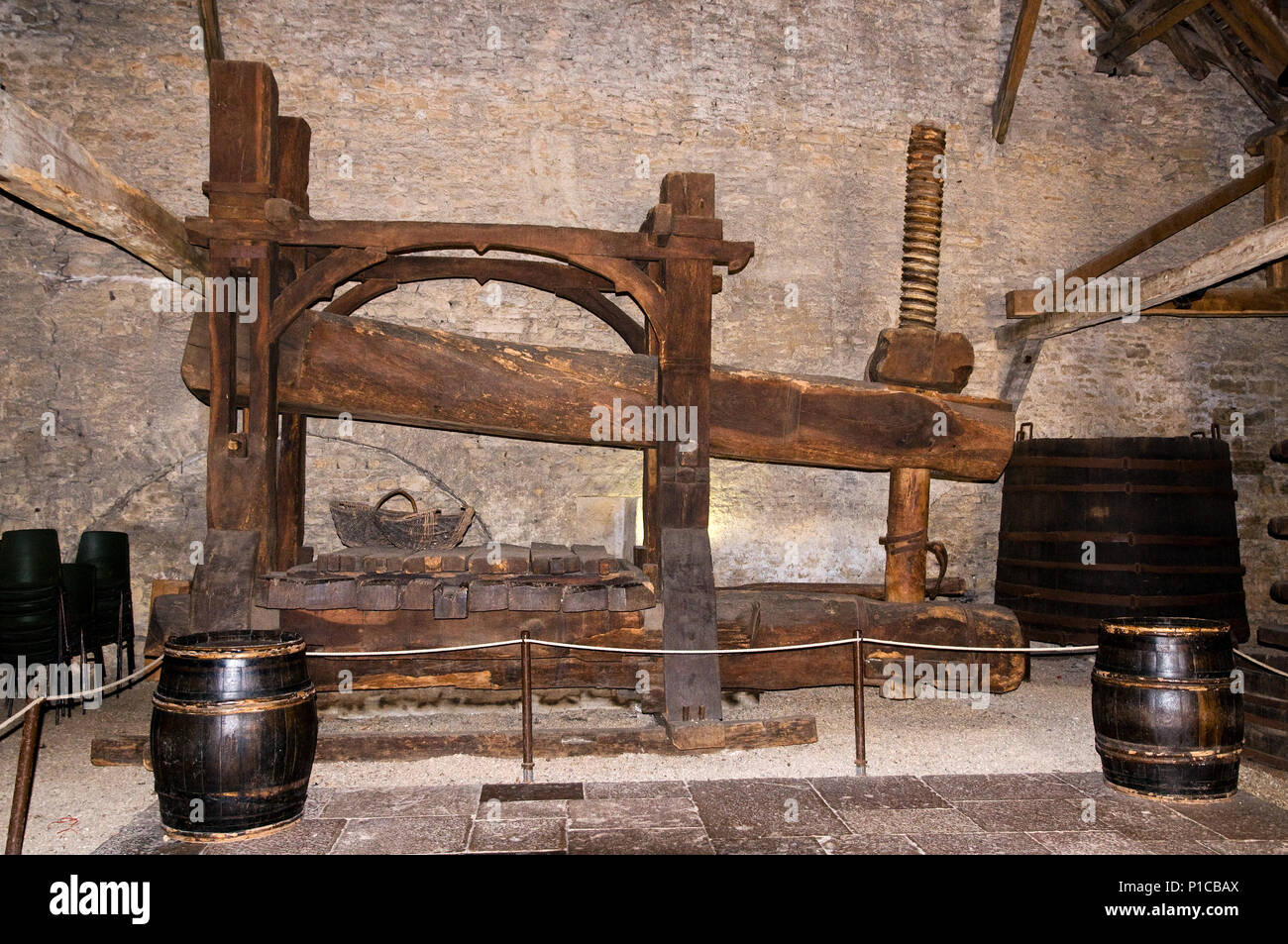 Gran antigua prensa de vino en el museo del vino de Beaune Borgoña Francia Foto de stock