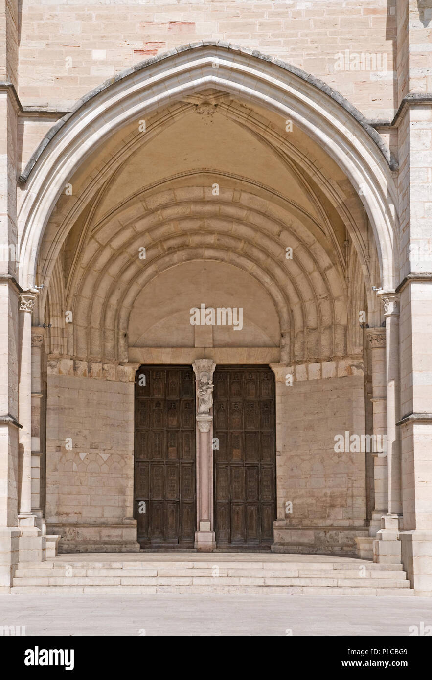 Porche de entrada a la catedral de Notre Dame o Basilique Collégiale Notre-dame Beaune Francia construido en estilos románico y gótico XI a XV Foto de stock