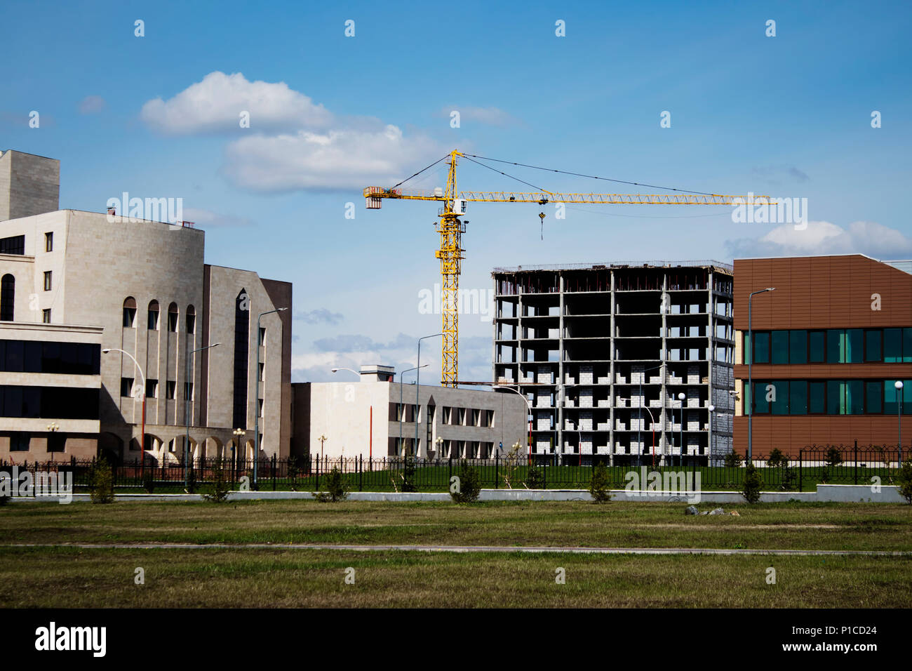 Paisaje urbano. Ust-Kamenogorsk. Paisaje urbano. Edificio en construcción. Foto de stock