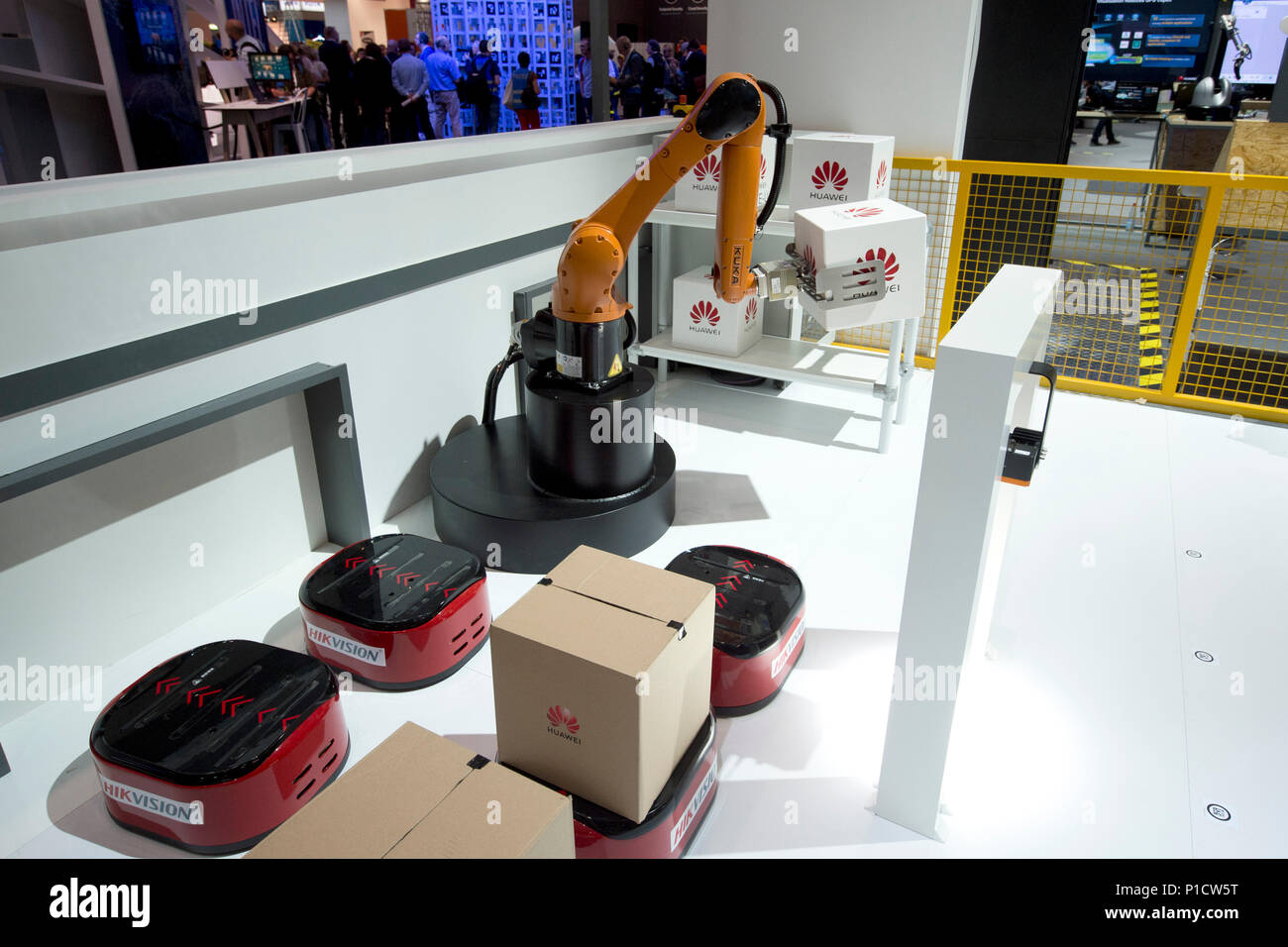 Hannover, Alemania. 11 de junio, 2018. Un brazo robot en el stand de Huawei estará cargando una parcela, centro de paquetería, logística, manipulación de mercancías, la Feria Internacional CeBIT en Hannover, el 11.06.2018. | Uso de crédito en todo el mundo: dpa/Alamy Live News Foto de stock