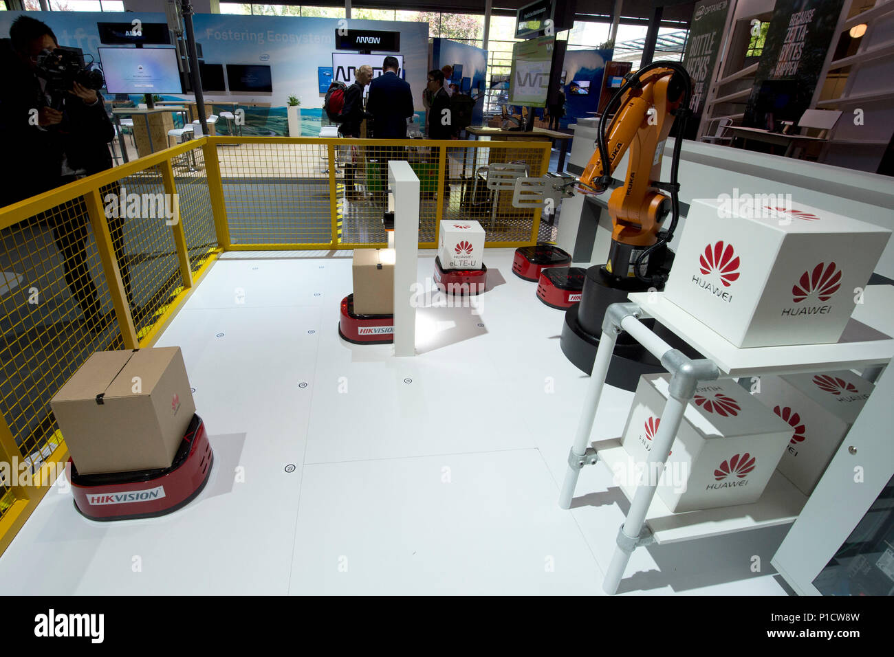 Un brazo robot en el stand de Huawei estará cargando una parcela, centro de paquetería, logística, manipulación de mercancías, la Feria Internacional CeBIT en Hannover, el 11.06.2018. Uso | en todo el mundo Foto de stock