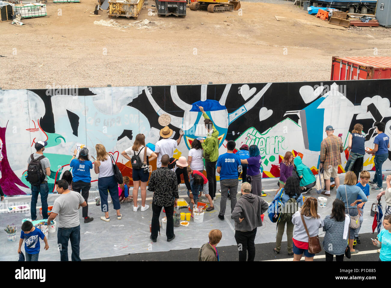 Los Visitantes Pintar Un Mural Sobre Una Pared De Construccion