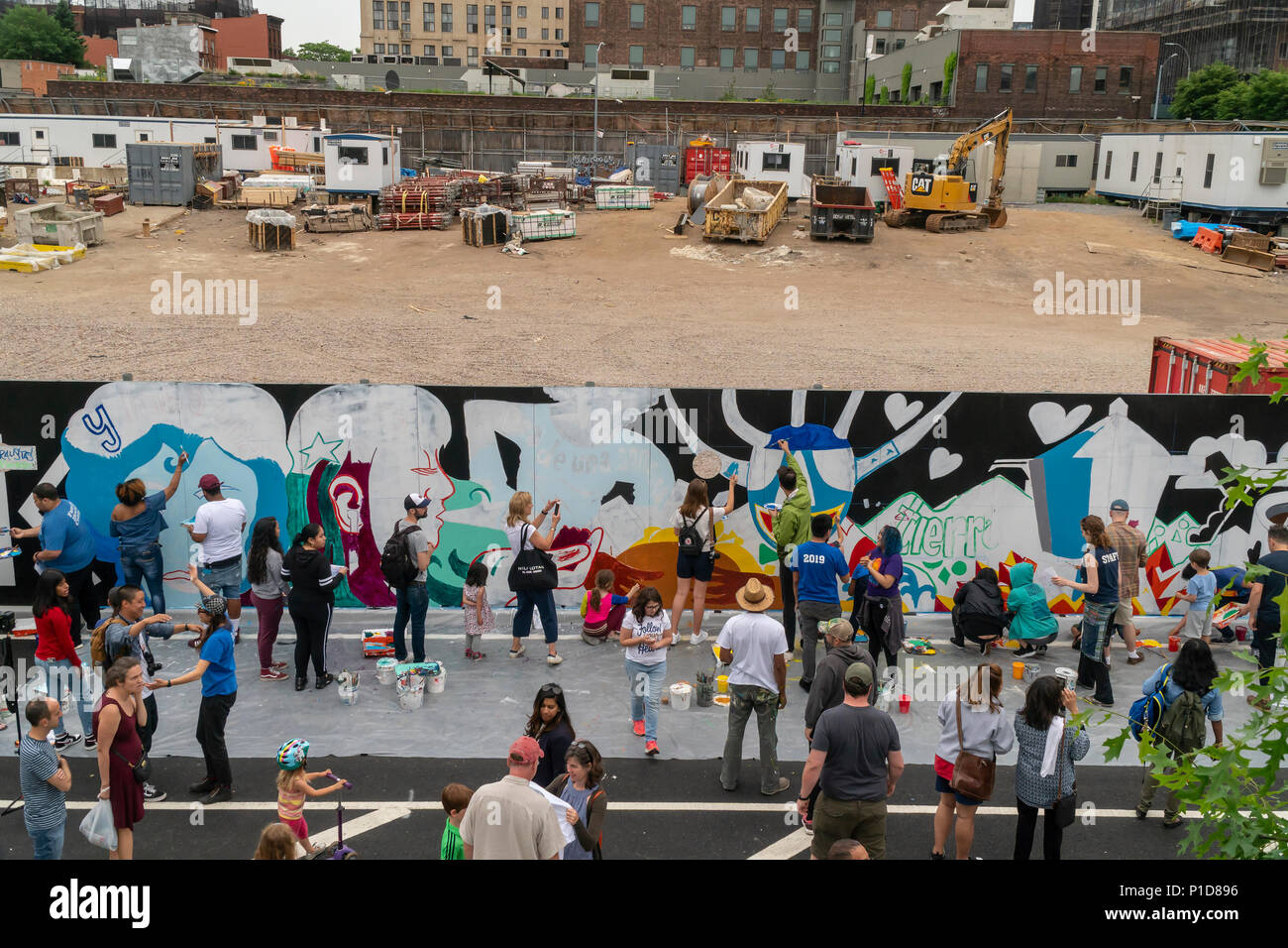 Los Visitantes Pintar Un Mural Sobre Una Pared De Construccion