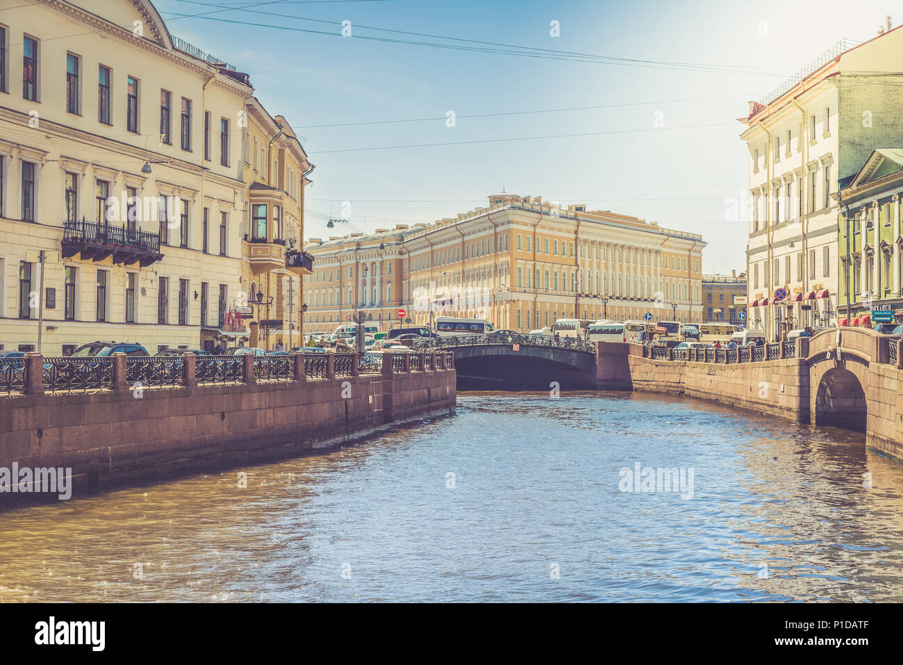 San Petersburgo, Rusia - 24 mayo, 2018: Hermoso edificio a lo largo de los diques de los ríos y canales de San Petersburgo, Rusia Foto de stock