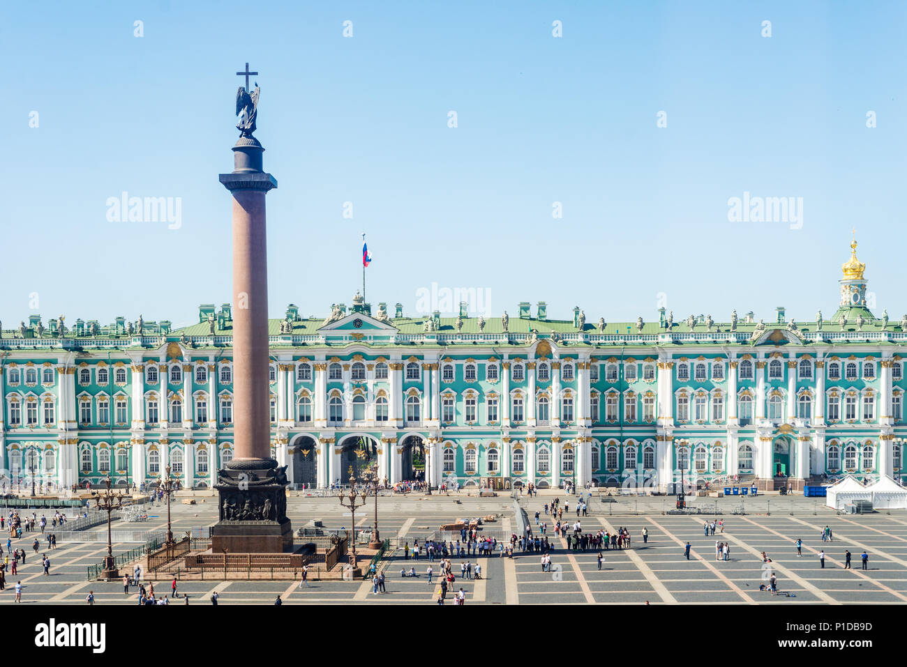 San Petersburgo, Rusia - 24 mayo, 2018: la Plaza del Palacio con el Museo Estatal del Hermitage y el Palacio de Invierno en San Perersburg, Rusia Foto de stock