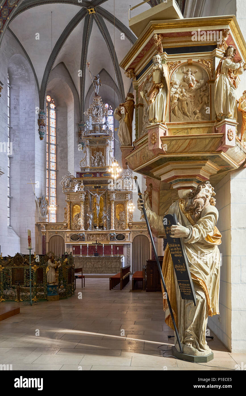 El altar y el púlpito con Moisés en la iglesia de Santa María, Wolfenbüttel, Baja Sajonia, Alemania Foto de stock