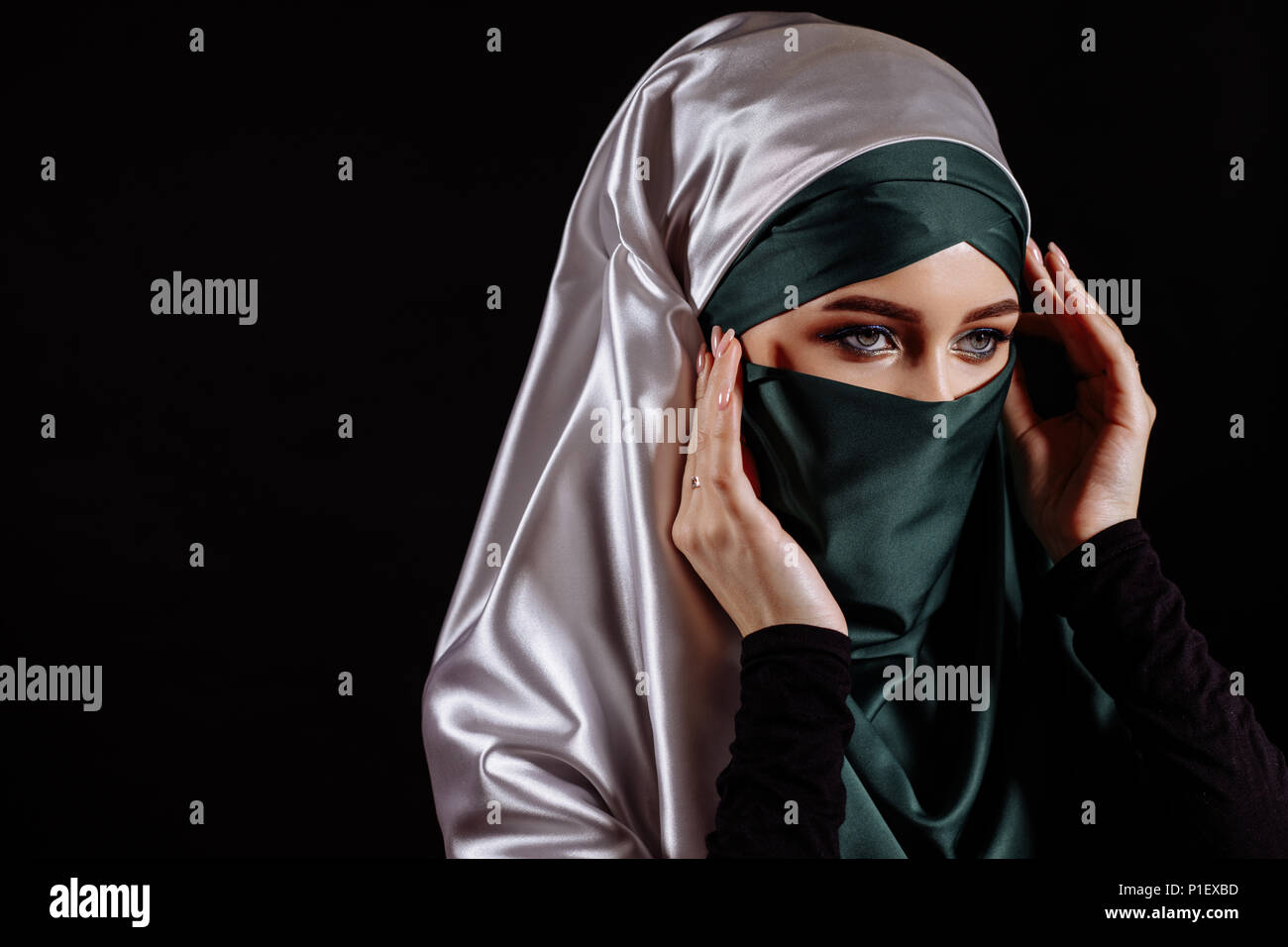 Close Up retrato de mujer árabe comprobando el velo Fotografía de stock -  Alamy