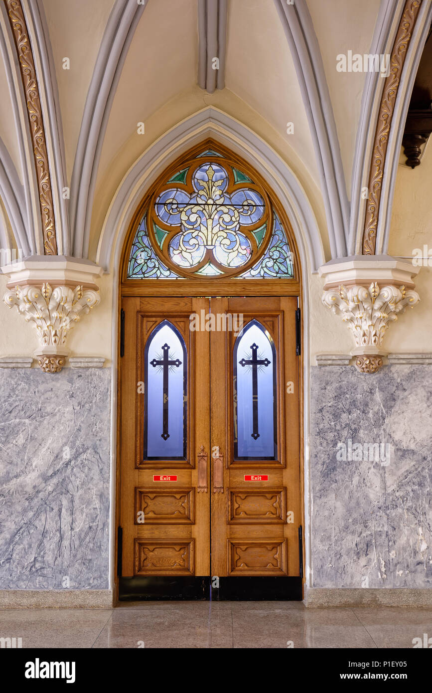 El interior de la iglesia puerta de roble muy decorados y vidrieras con cruces, creado circa 1904 con bella antigua artesanía. Foto de stock