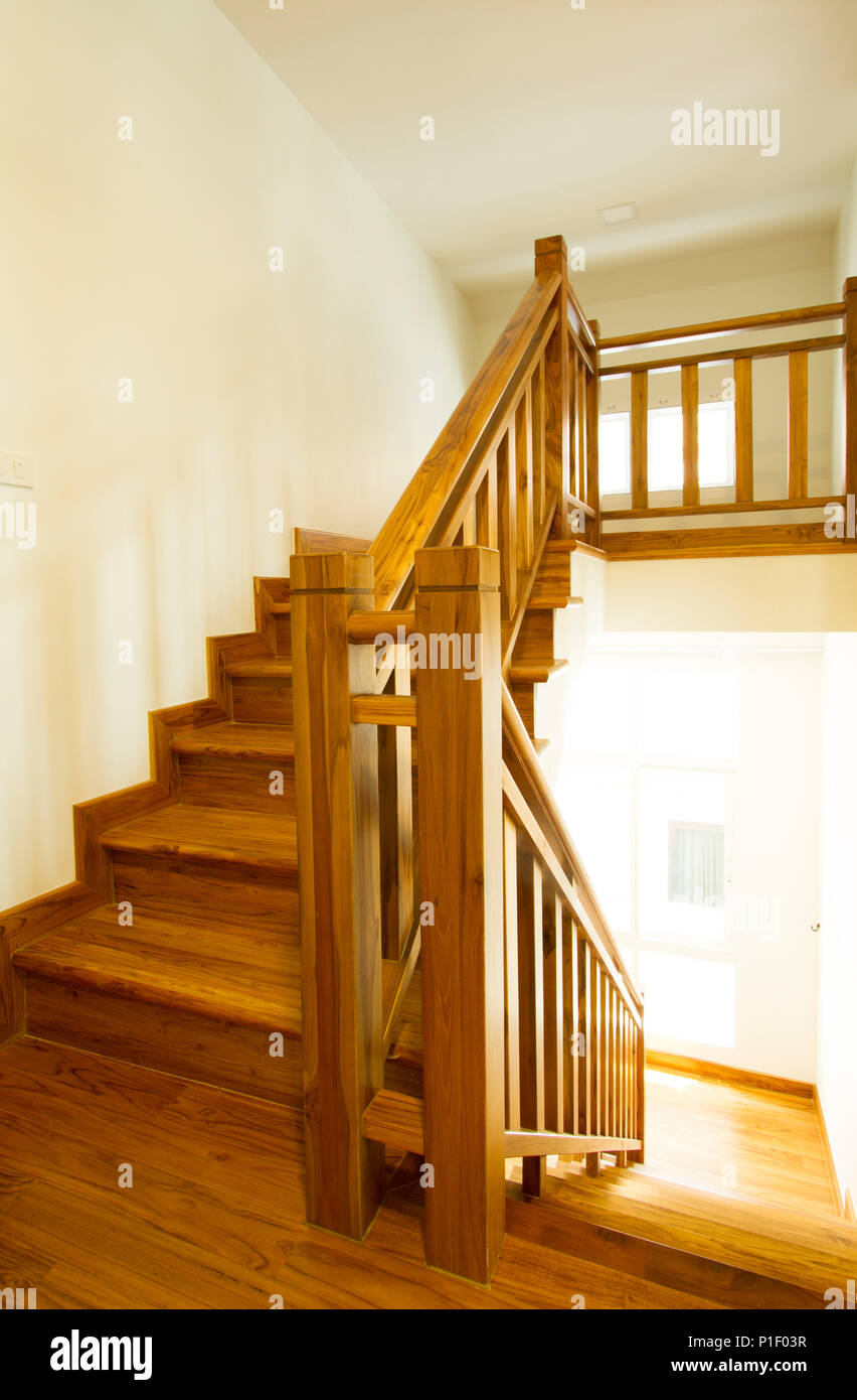 Interior de una casa con modernas escaleras de madera Fotografía de stock -  Alamy