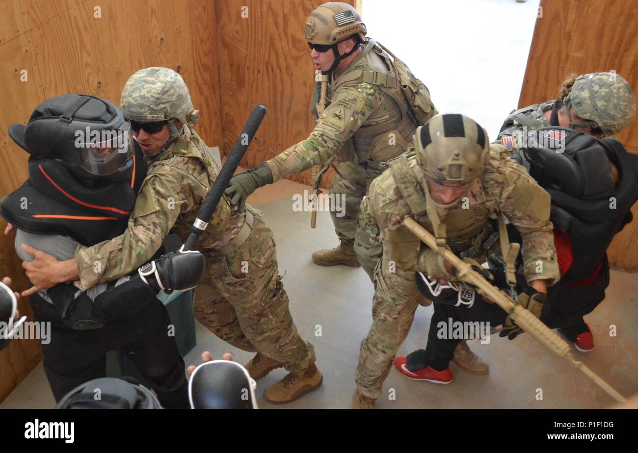 Los soldados con el hierro, la formación práctica del destacamento de Nivel II técnicas combatives en el edificio. Un zapador049 Road en Fort Bliss 18 de octubre 2016. Los soldados están asignados a la formación de hierro desapego, la Primera División Acorazada. Foto de stock