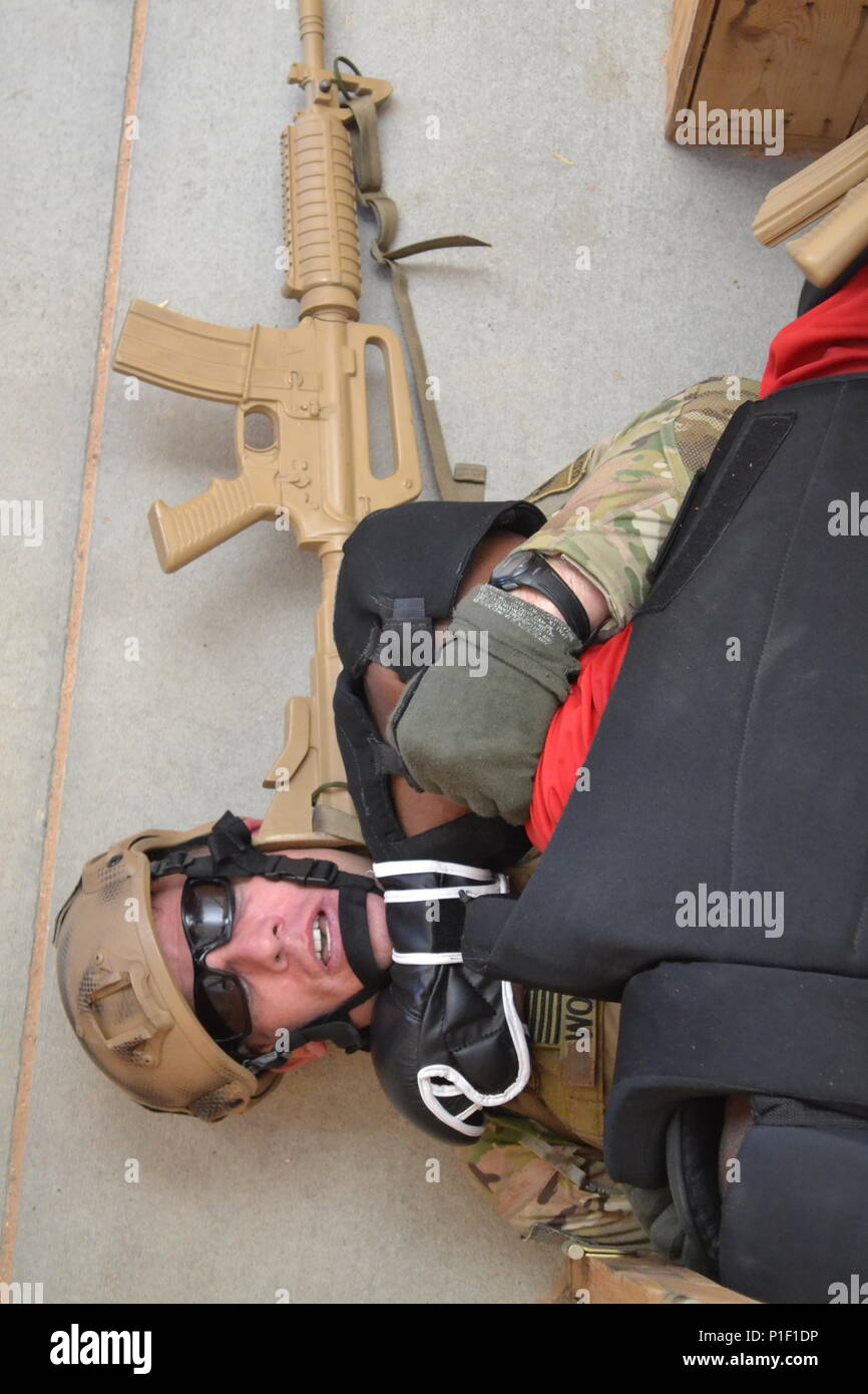 El Sgt. 1St Class Reag madera agarra el brazo de un soldado actuando como no conformes que practican técnicas combatives Nivel II en el edificio. Un zapador049 Road en Fort Bliss 18 de octubre 2016. Los soldados están asignados a la formación de hierro desapego, la Primera División Acorazada. Foto de stock