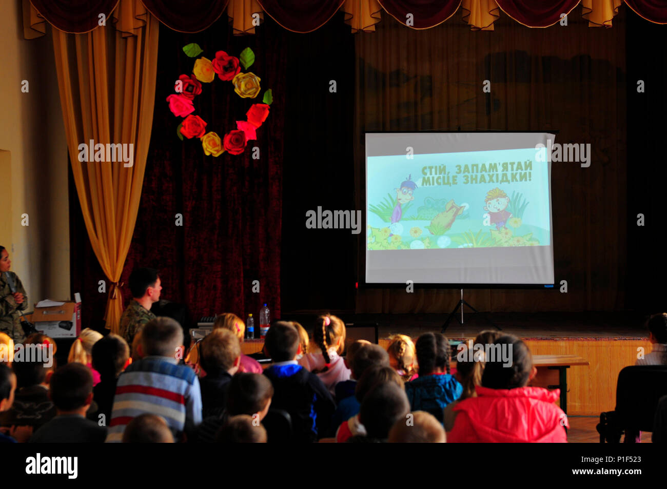 YOVRIV, Ucrania-- Los estudiantes de la escuela Maheriv ver un vídeo sobre  los peligros de las municiones sin detonar durante un programa de educación  sobre el riesgo de las minas. El programa