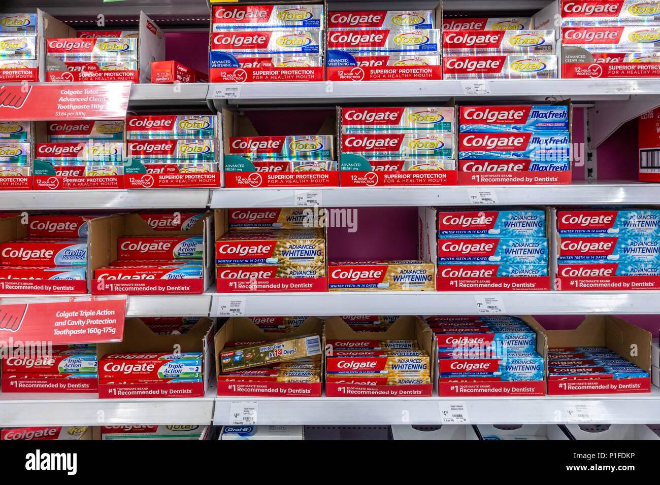 Supermercado repleto de diferentes tipos de pastas dentales Colgate para que los clientes elijan. Melbourne, VIC, Australia. Foto de stock