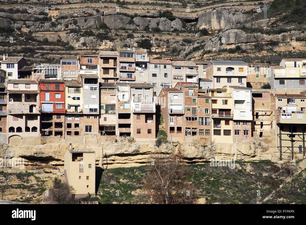 España - Catalunya - Priorat (distrito) - Tarragona. De La Bisbal de  Falset; vista de pueblo con 'casas colgadas' Fotografía de stock - Alamy
