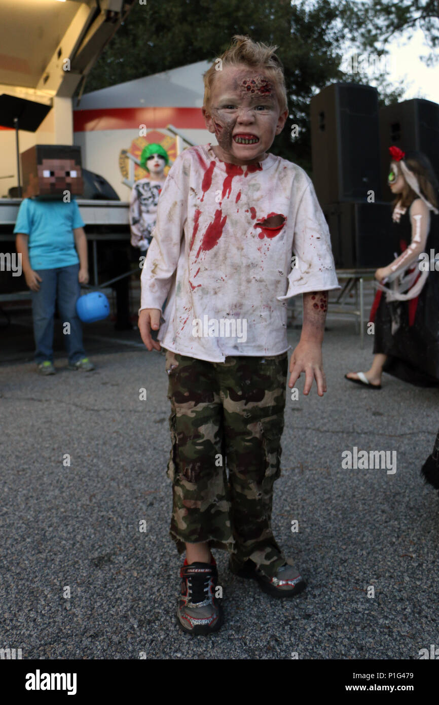 Un niño vestido como un zombi plantea después de ganar un concurso de  disfraces durante un tronco o tratar el caso en Fort Stewart, Georgia, 27  de octubre de 2016. Fort Stewart