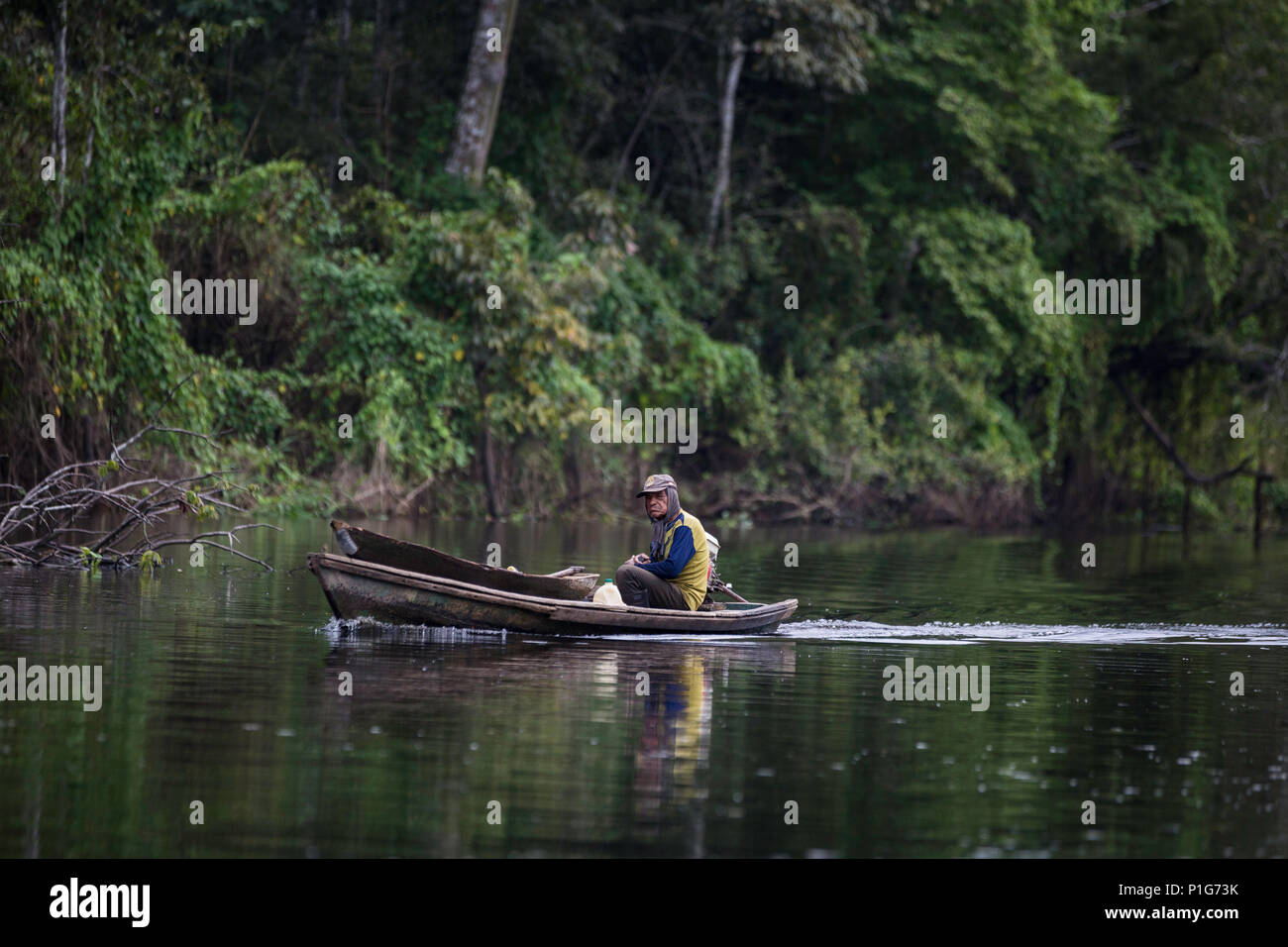 Pescador en canoa en el río de El Dorado, Superior de la cuenca del río Amazonas, Loreto, Perú Foto de stock