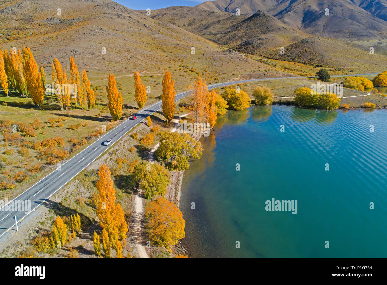 La autopista y Alpes 2 ciclo oceánico Trail, y el lago Benmore, Waitaki Valley, North Otago, Isla del Sur, Nueva Zelanda - antena drone Foto de stock
