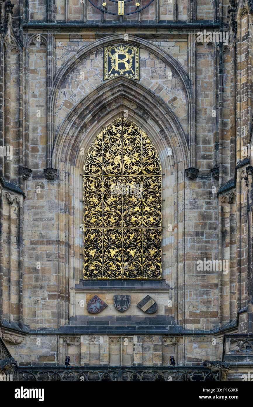 Ventana de oro del Golden Gate de la catedral de San Vito en Praga Foto de stock