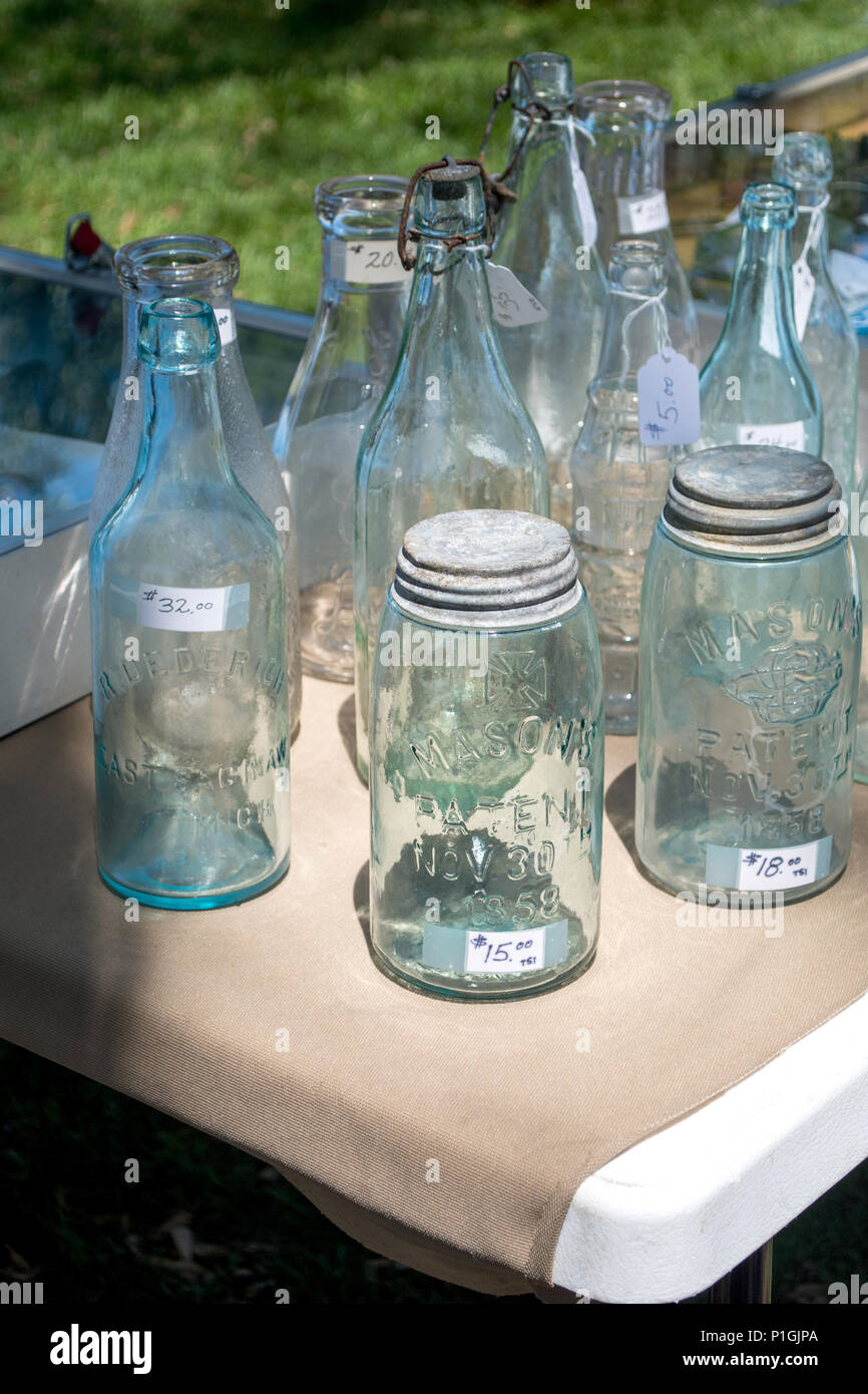 Retro antiguo frascos de vidrio incluyendo una muy antigua mason jar desde  1800 Fotografía de stock - Alamy